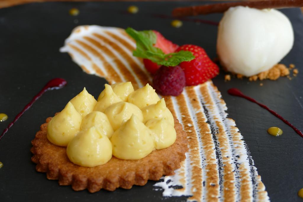 Logis Hotels Le Champalud Restaurant La Citadelle Oree-d'Anjou Экстерьер фото