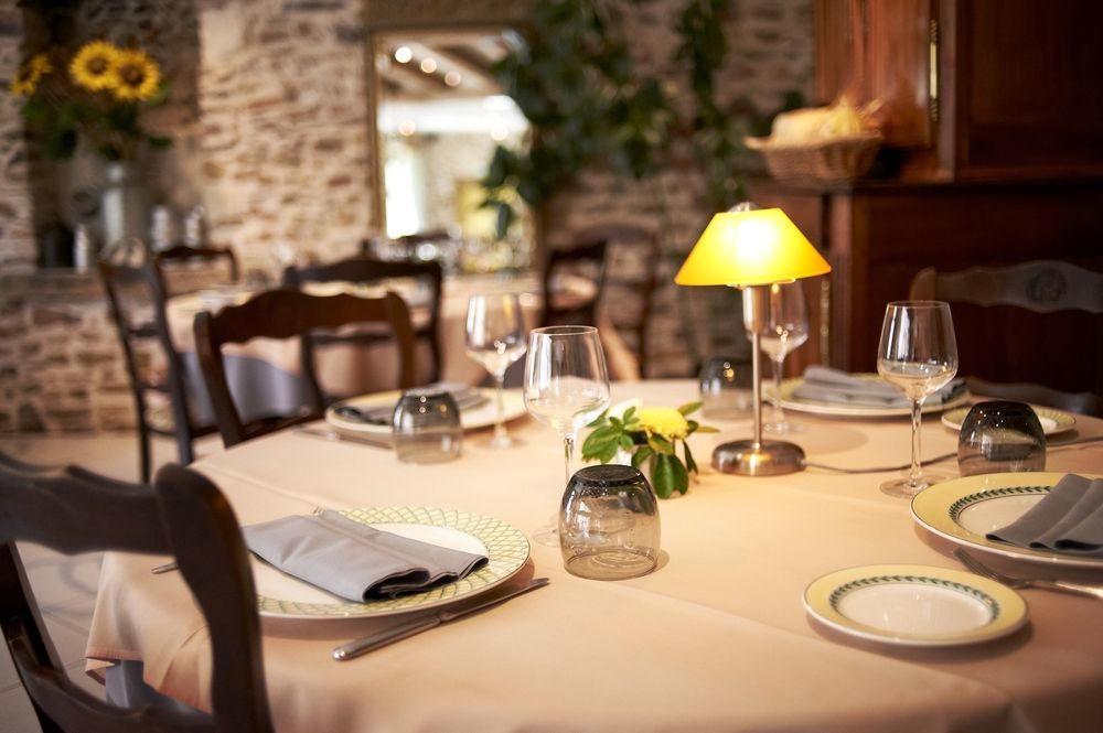 Logis Hotels Le Champalud Restaurant La Citadelle Oree-d'Anjou Экстерьер фото